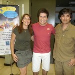 O cantor Daniel conferindo o FATU em seu cinema, ao lado de Vera e Yuri Sanada.